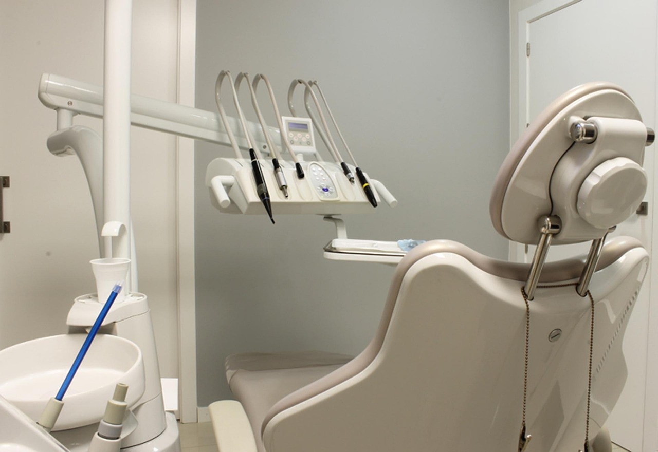 Single-tooth chip repair — Odonto Lahore dental bonding